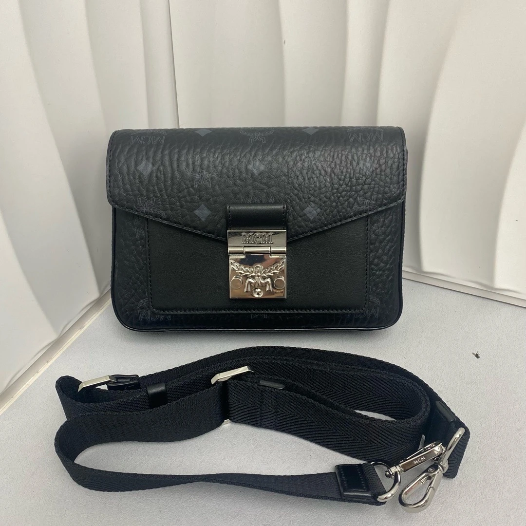 95新 MCM MCM 经典黑色老花邮差包 单肩包 8834526