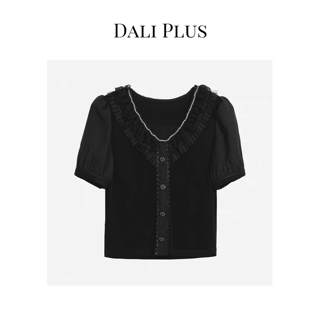 DALI PLUS夏季显瘦显白透气精致气质V领钻条蕾丝边醋酸T恤WY-0533