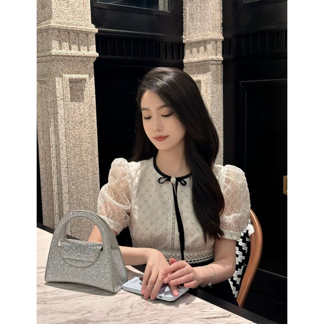 DALI PLUS法式气质黑白撞色蕾丝拼接蝴蝶结收腰连衣裙-2308C