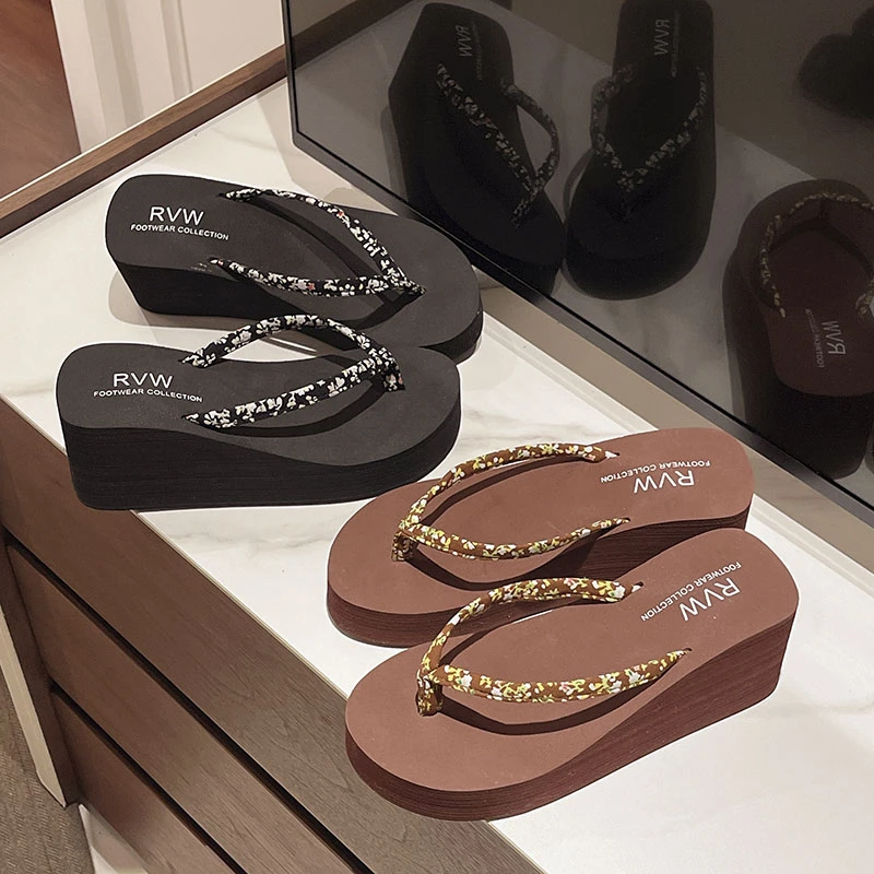 沙滩拖鞋女夏时尚外穿人字拖防滑夹脚坡跟纯色海边厚底高跟凉拖鞋