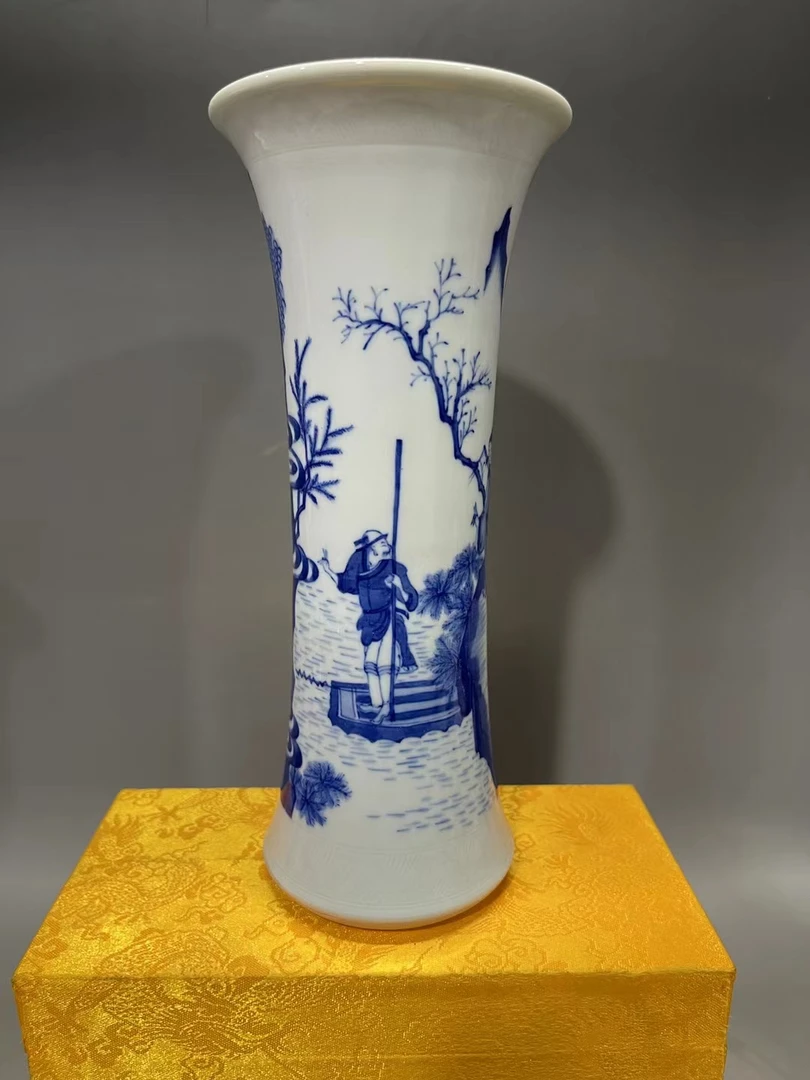 青花人物故事小花弧，花色艳丽沉稳，釉水温润如玉