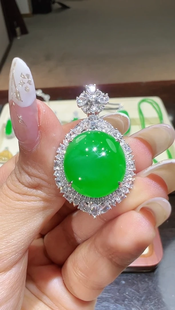 【闪购商品】翡翠吊坠(不含链)18K金镶嵌翡翠