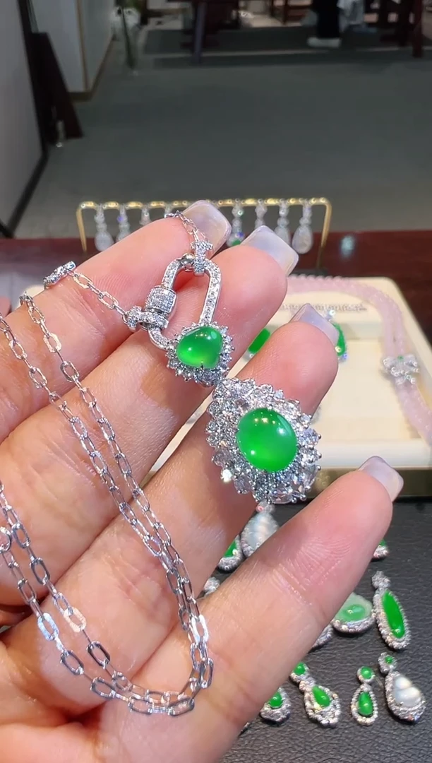 【闪购商品】翡翠颈饰18K金镶嵌翡翠