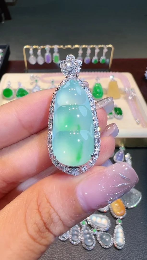 【闪购商品】翡翠吊坠(不含链)18K金镶嵌翡翠