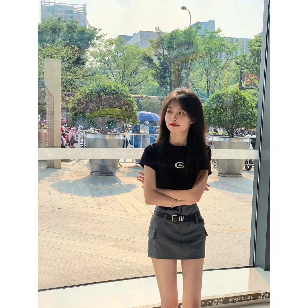 美式复古正肩黑色短袖t恤女夏季设计感小众修身显瘦辣妹短款上衣