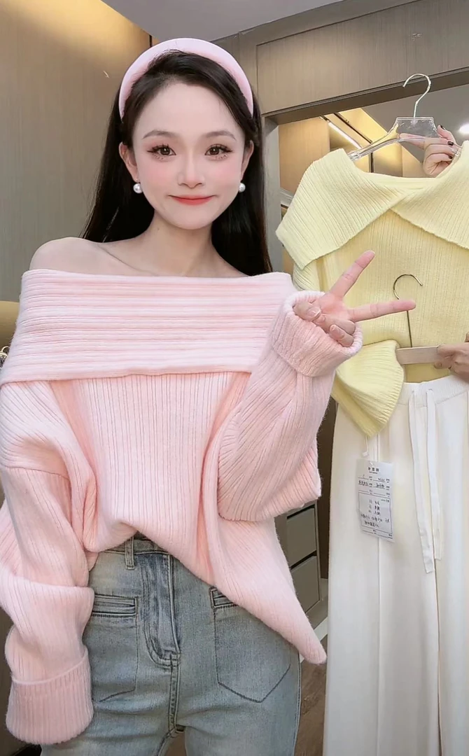【秀宝女装】设计款甜美温柔一字肩正反两穿针织毛衣XB5626