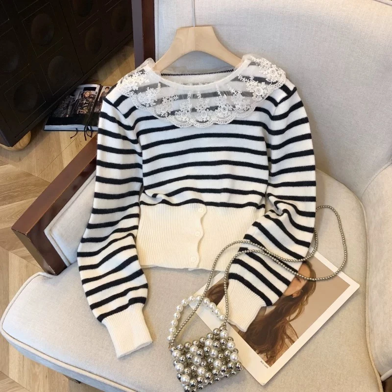 【秀宝女装】设计款百搭假两件蕾丝拼接针织毛衣XB5136