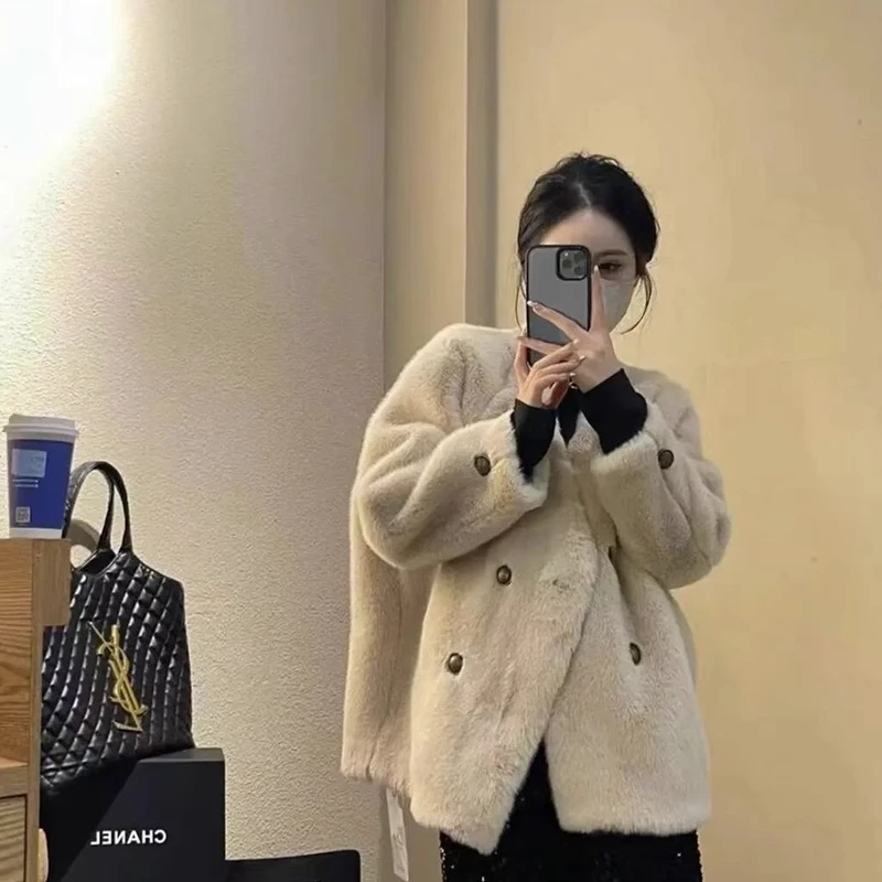 2025冬季年轻款气质短款V领皮毛一体时尚环保小香风毛毛外套女