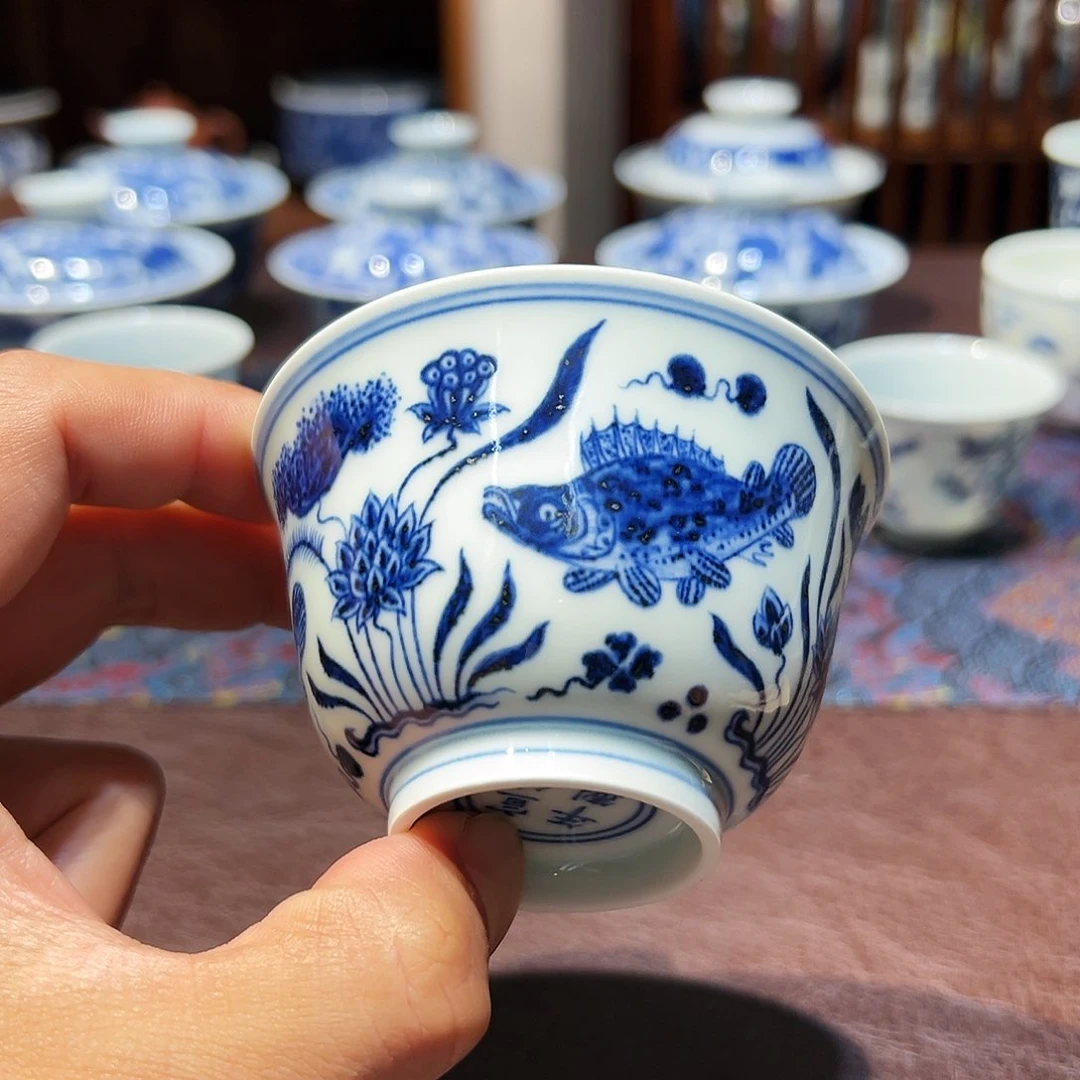 杯青花鱼藻纹撇口杯口径8.3厘米