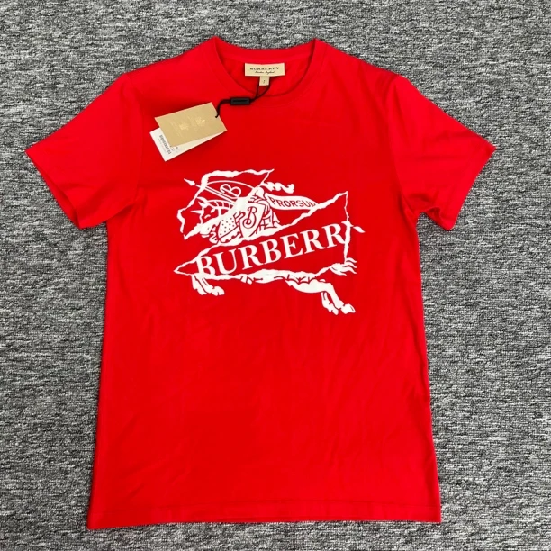 红色短袖T恤 胸前战马骑士印花