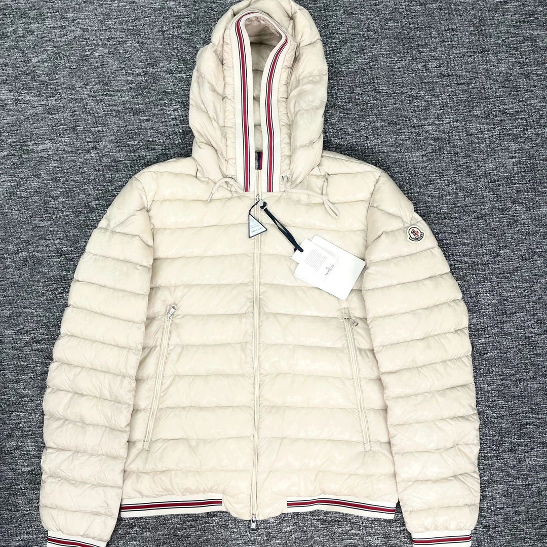MONCLER蒙口条纹连帽设计羽绒服/多尺码/全新未使用