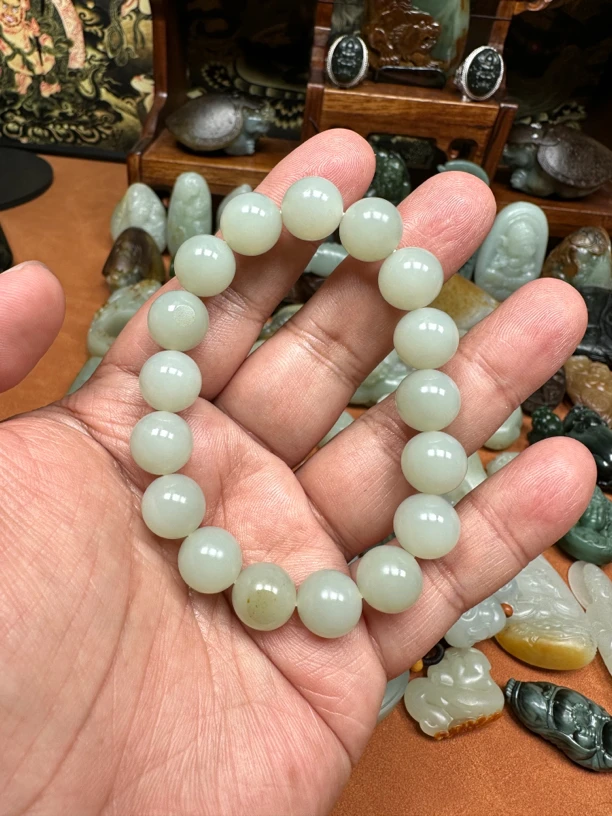 圆珠手串45克，新疆和田玉，三颗留皮青白老熟油膏料，细度过灯，手串