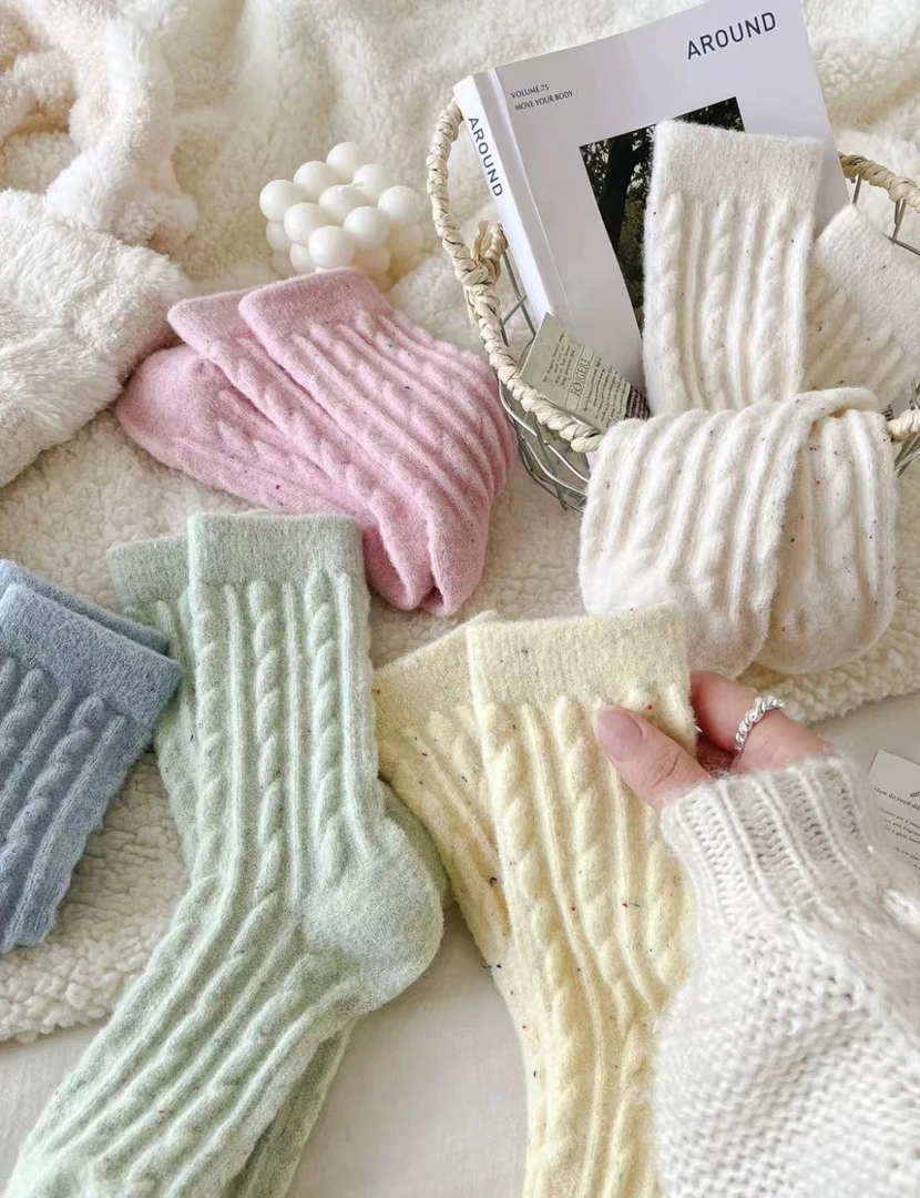 袜子女毛绒中筒袜冬季加厚保暖麻花家居月子袜澳絨长袜