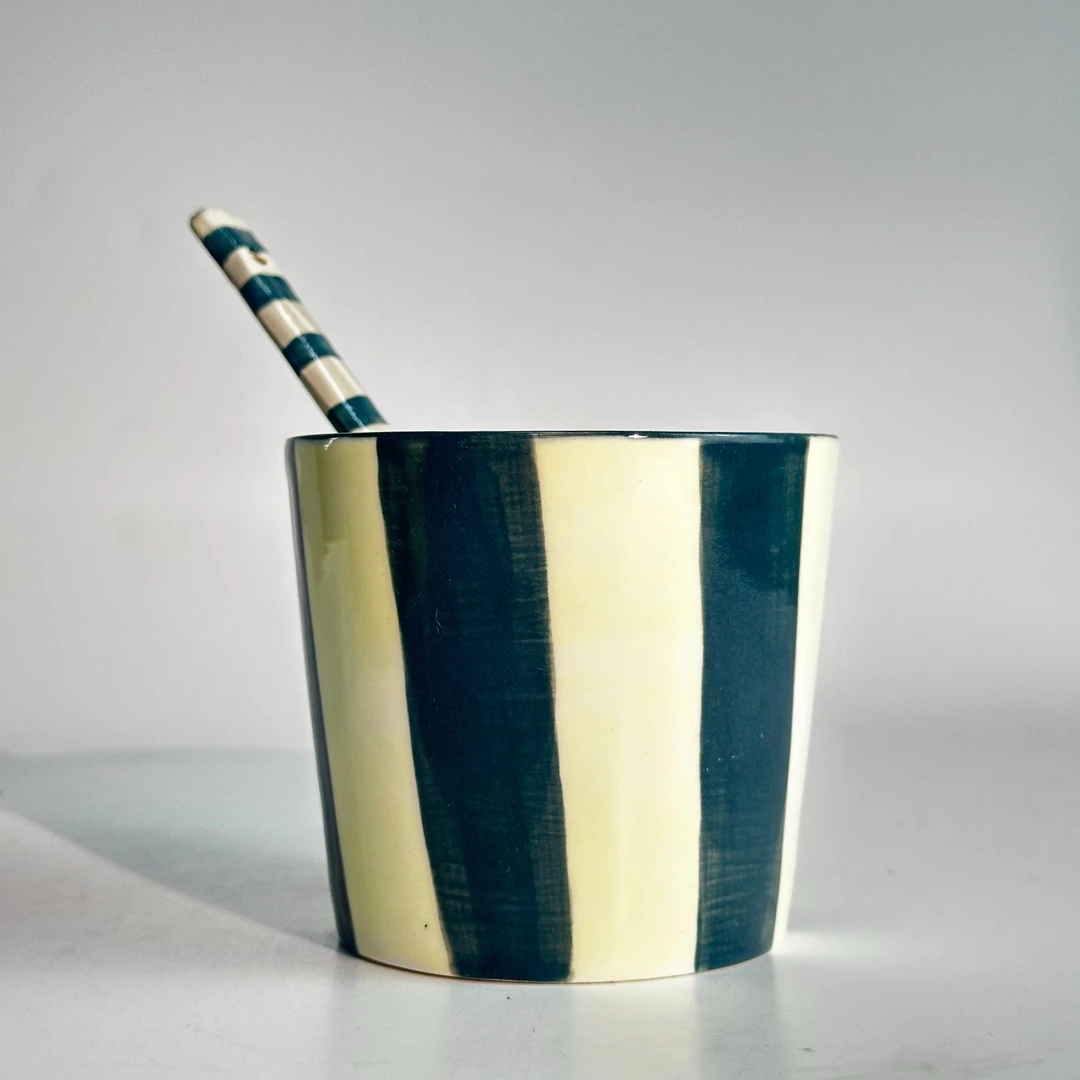 陶瓷简约带勺子手握咖啡杯