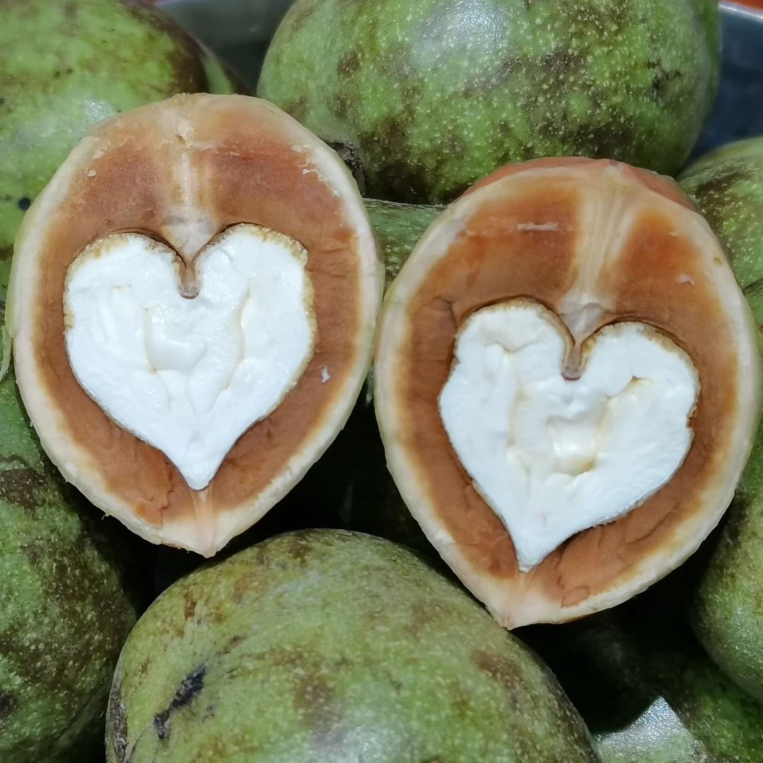 新鲜去皮山核桃，口感脆嫩，营养丰富，包邮（偏远地区除外）。