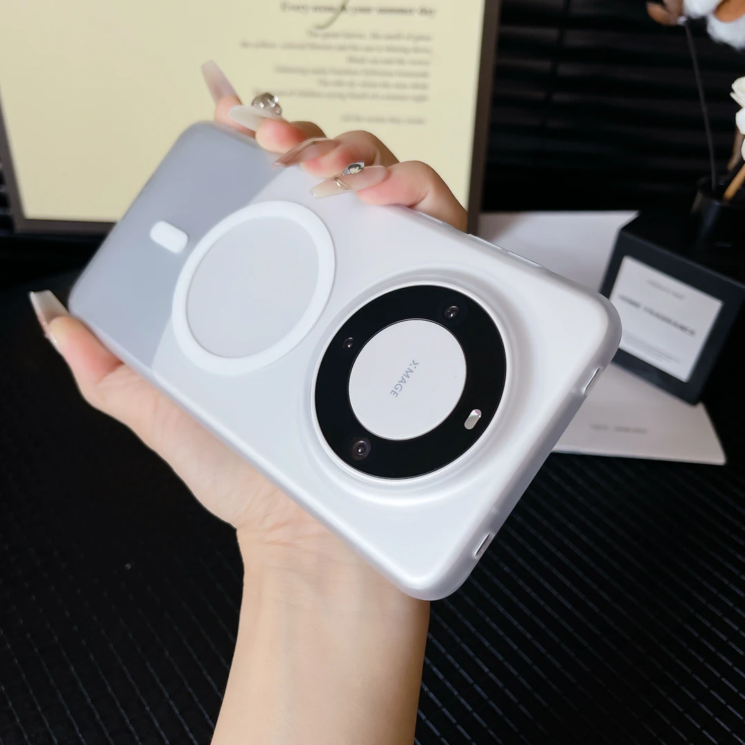 适用华为Mate60Pro+透黑白磨砂肤感磁吸充电带尾巴简约防摔手机壳