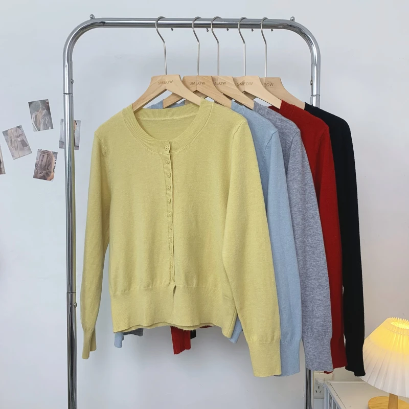 清！捡漏《微醺》小开衩纽扣针织衫秋季新款设计感韩版圆领简约上衣