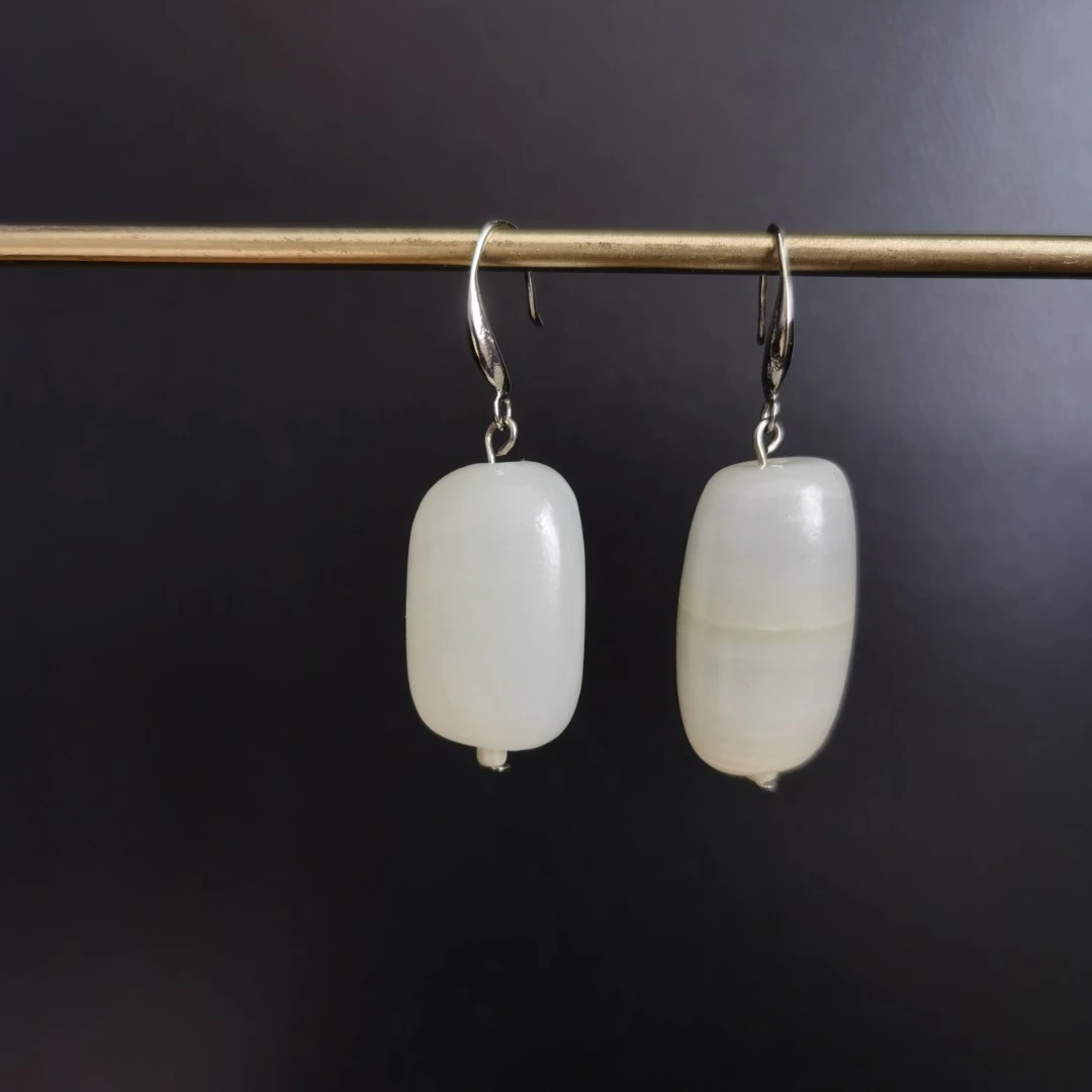 月光石/天河石/长石（处理）复古白玉兰服装服饰配饰