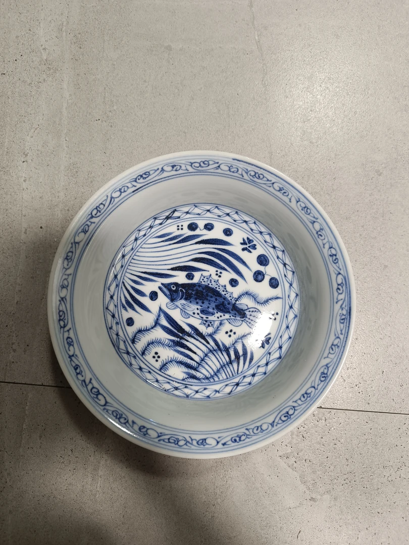 手工手绘陶瓷釉下青鱼草纹赏盘