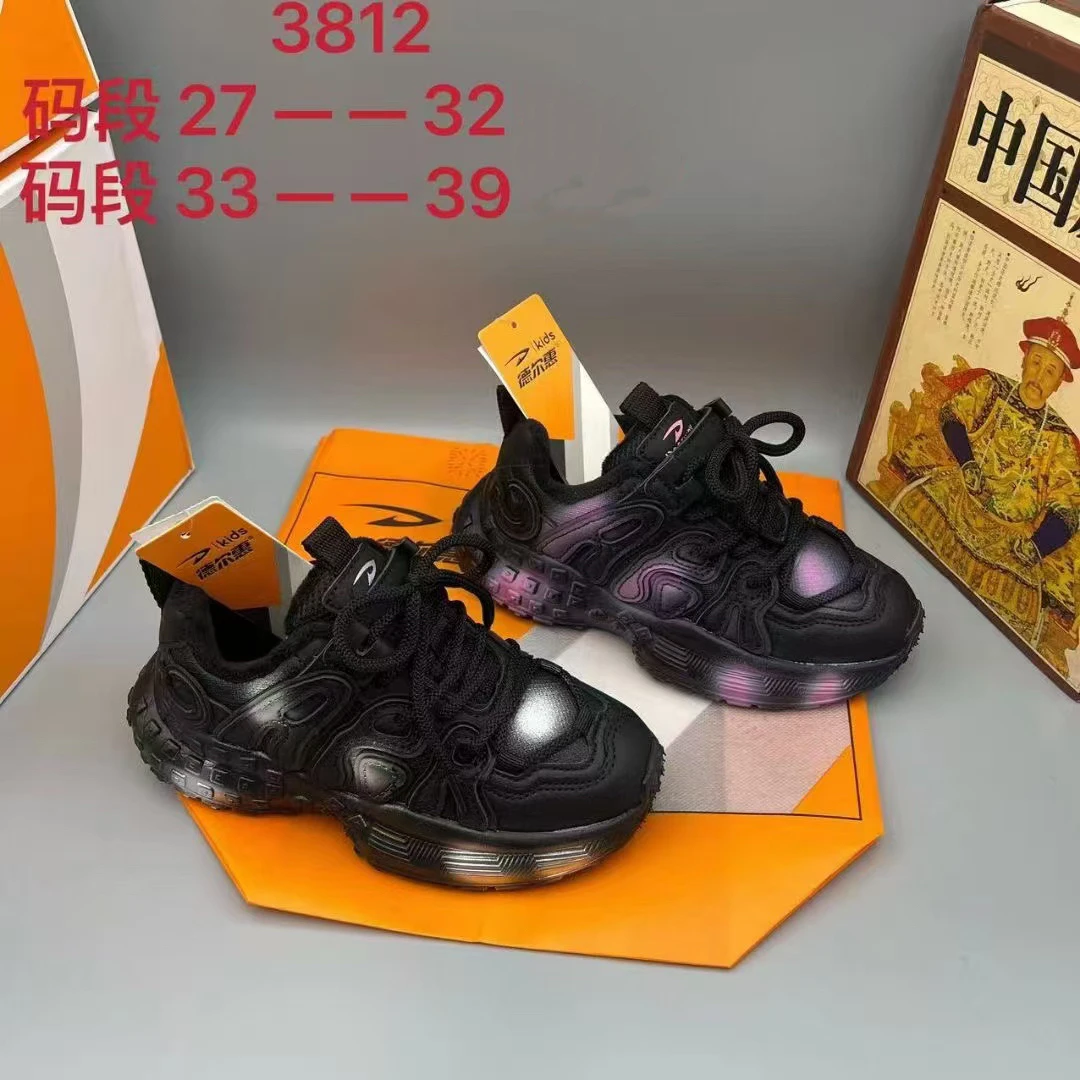 德尔惠儿童加绒二棉黑色时尚百搭超轻防滑软底运动老爹鞋3812