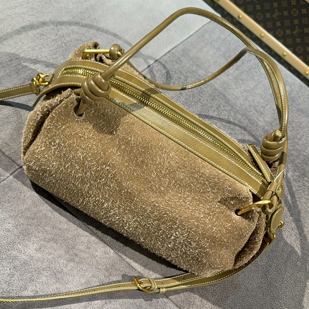 【HAV】  新款时髦百搭手提斜挎毛茸茸大容量包