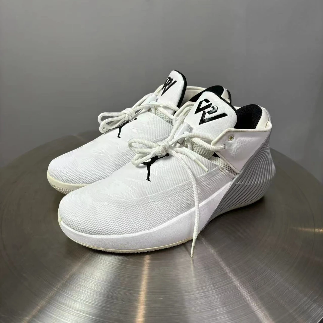 41码 Nike威少1 白银球鞋 非原盒 9新 市场价1800