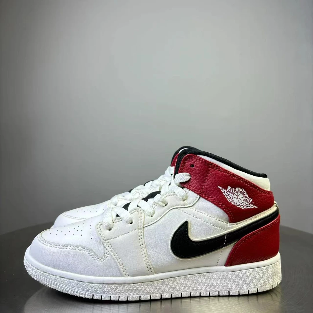 36.5码 AJ1中帮小芝加哥球鞋 非原盒 95新 市场价700