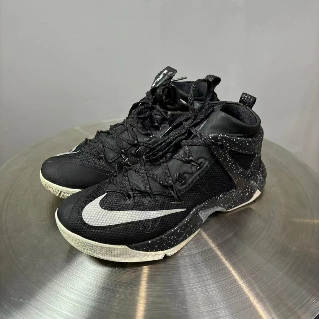 42.5码 Nike詹姆斯 使节8 黑武士球鞋 非原盒 9新 市场价2700