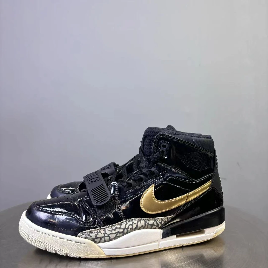 44码 AJ312黑金球鞋 非原盒 9新 市场价1300