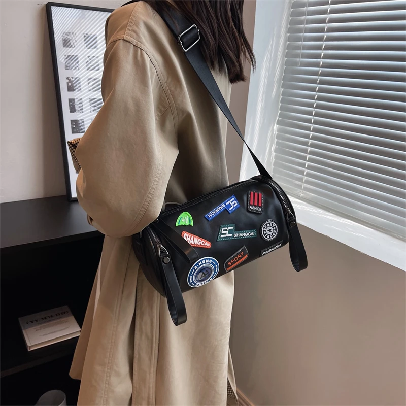 高级感小众涂鸦潮牌圆筒包斜挎单肩休闲时尚枕头包