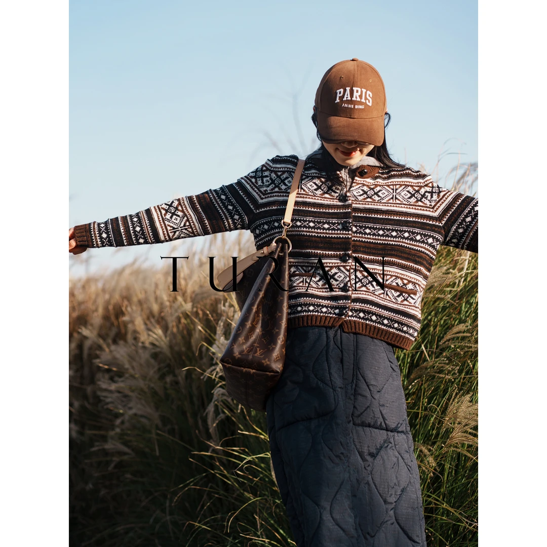 费尔岛系列复古提花咖啡色圆领开衫时尚休闲百搭简约气质TRTG0854