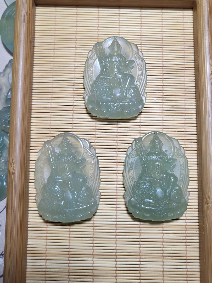 蛇纹石岫玉冰透双面工雕刻文殊菩萨（多样性发货）