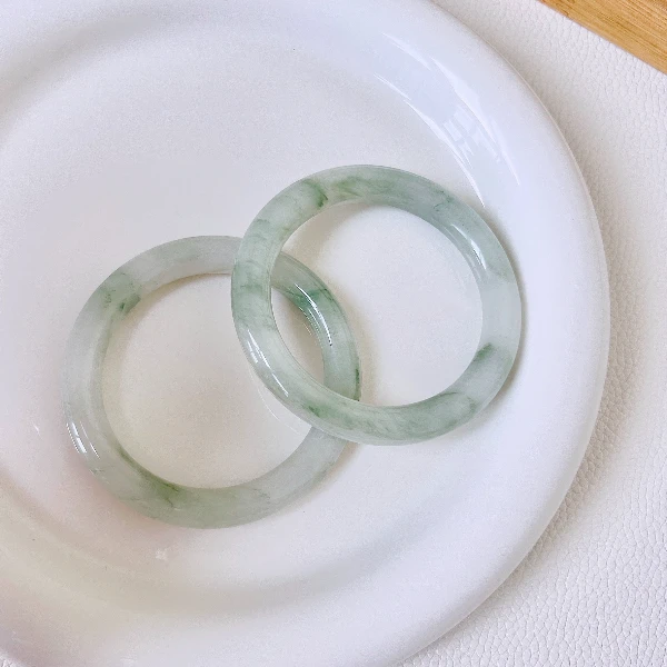 天然新疆天山翠不知春细圆条女圆条冰绿美人条飘花玉镯子年轻款