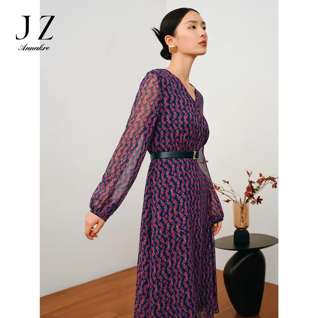 玖姿安娜蔻V领轻熟波普风X型印花连衣裙2025秋新款JTDQ50053