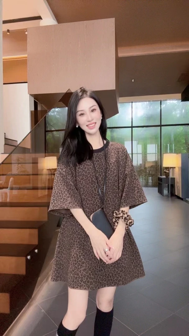 诺小晨推荐--秋季新款设计师定制面料豹纹花显瘦洋气气质T恤T101