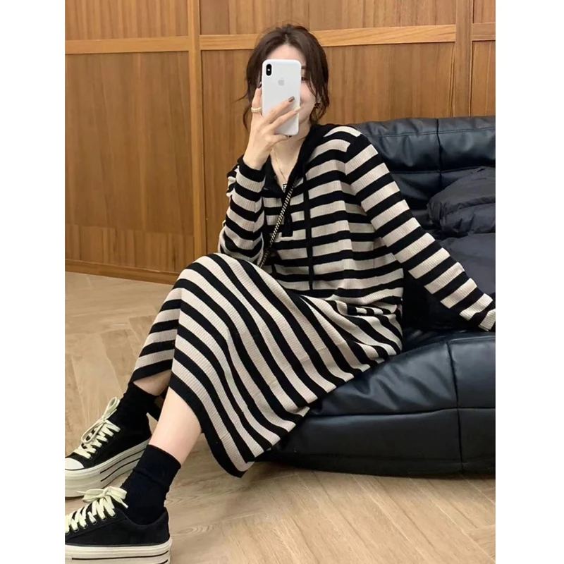 法式慵懒风复古连帽针织连衣裙女秋冬时尚宽松气质休闲条纹毛衣裙