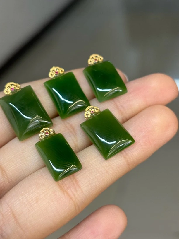 3207 和田玉18k镶嵌碧玉吊坠 规格约：14.7*11*3.9 多样性发其一