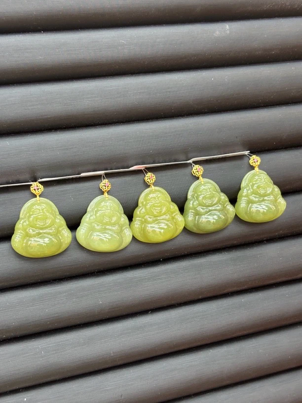 3368  和田玉18k镶嵌黄口佛公规格约：23/25/8mm多样性发其一