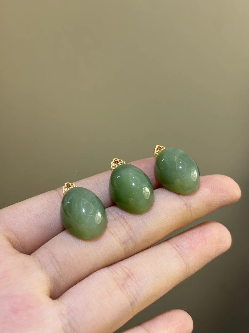 3054 18k金镶嵌和田玉碧玉吊坠 多样性发其一 规格约17·13·3