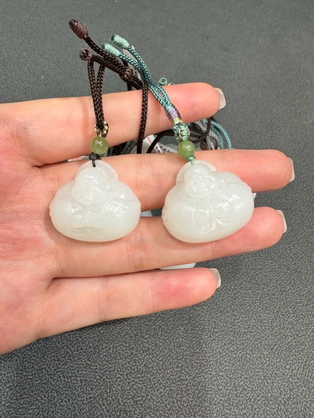 51523和田玉俄料羊脂白玉抱抱佛23*27*12精品无结构多样性拍1发1