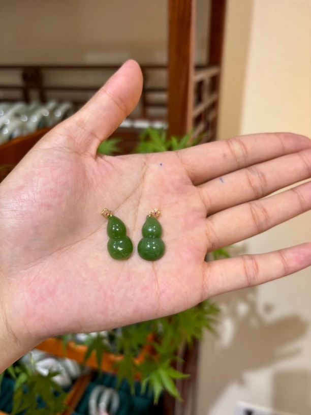 3016 和田玉俄料18k金镶小葫芦多样性发其一