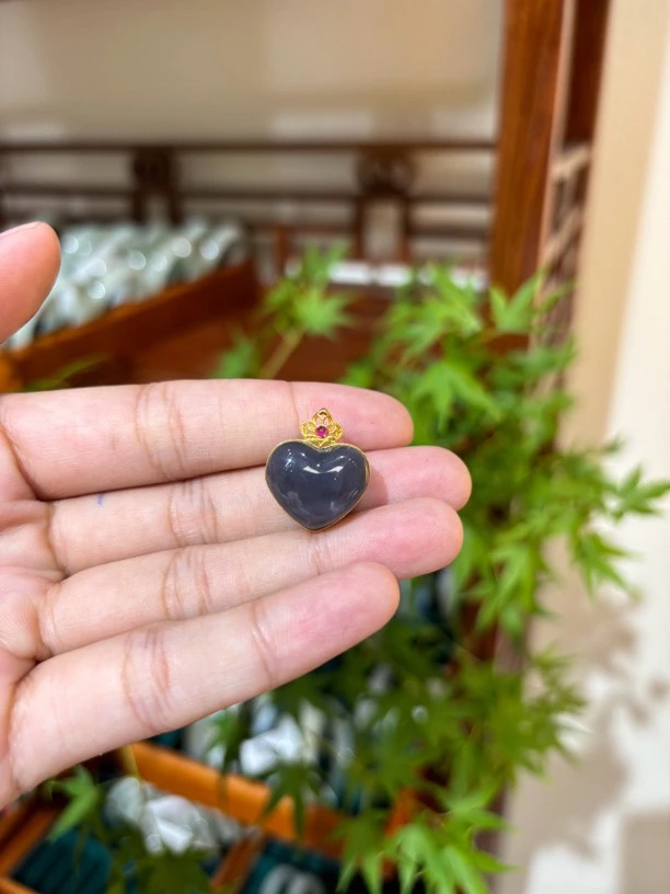 3006和田玉18k镶嵌青海料烟紫爱心吊坠 多样性发其一