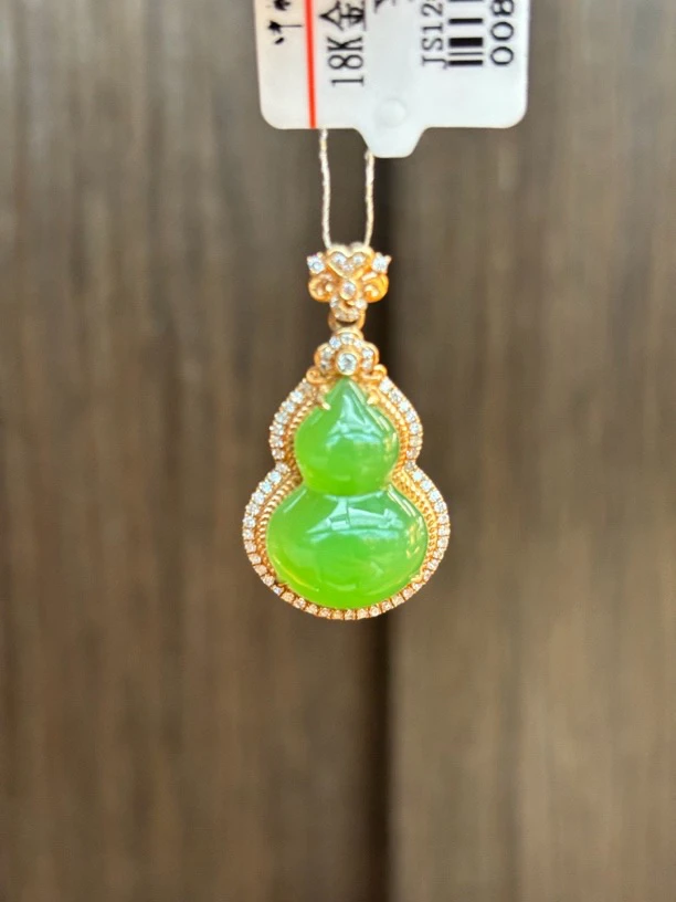 3719 和田玉碧玉苹果绿18k金镶嵌葫芦规格约：15*12*8多样性发其一