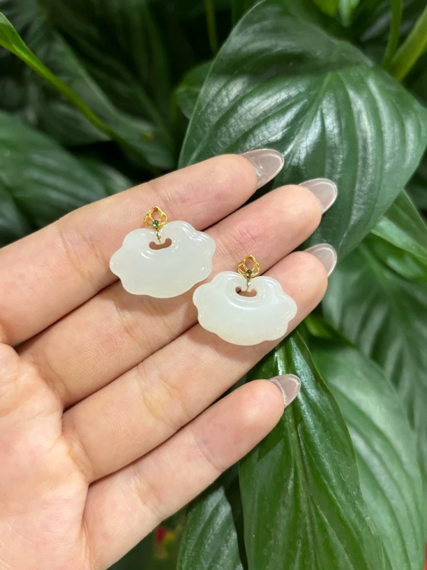 3507 18k金镶羊脂白玉如意锁规格约21.6/14.6/5.4mm多样性发其一