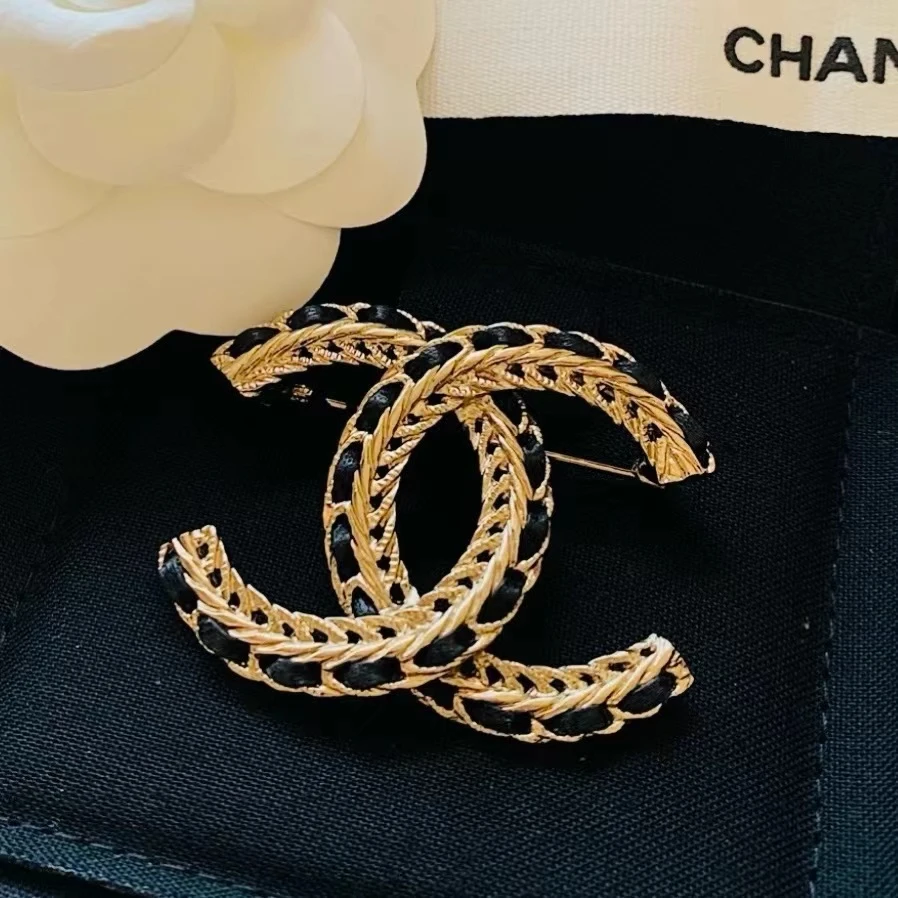 Chanel/香奈儿【四亿专属】皮穿链镂空麻花浅金色双c胸针 22s【5302】
