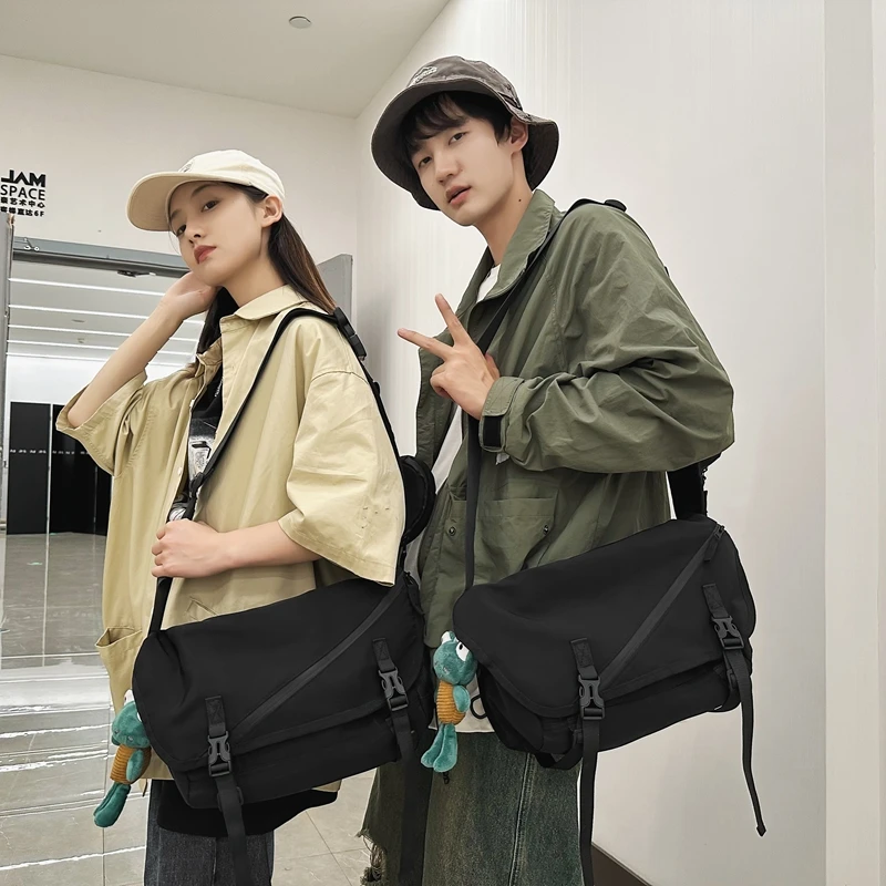 机能风斜挎包男潮牌大容量休闲书包单肩包日系工装包包男邮差背包