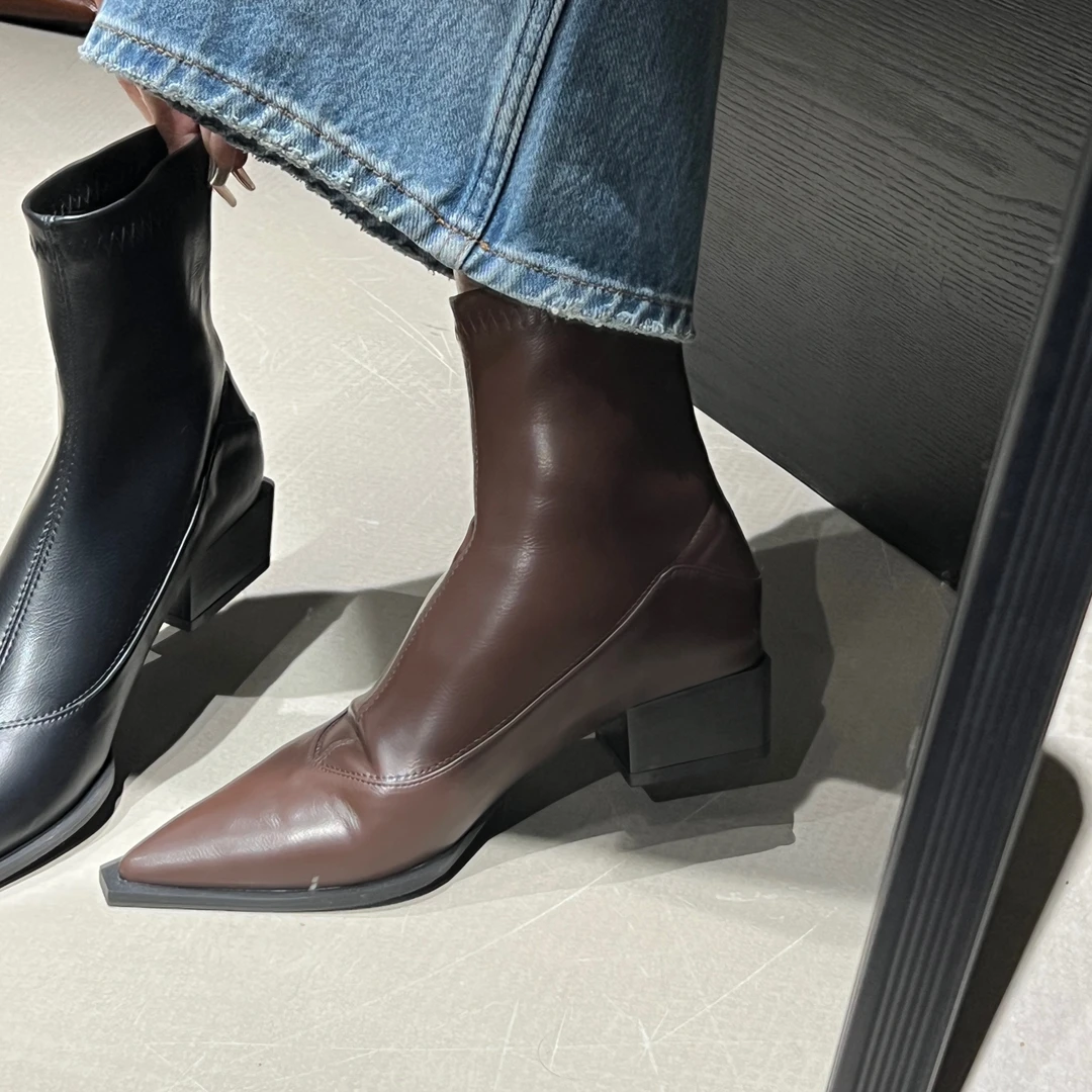 尖头靴子短靴女2024新款秋冬女靴套脚瘦瘦靴设计感粗跟中跟弹力靴