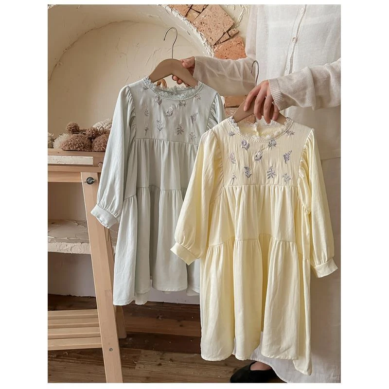 森系花朵刺绣洋气女童连衣裙2024秋款泡泡袖韩版宽松儿童蛋糕裙子