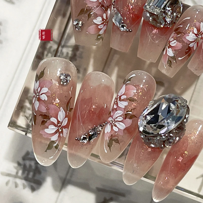 原创·华裳｜施家华子｜粉嫩显白爆闪锆石手绘穿戴甲定制国风美甲