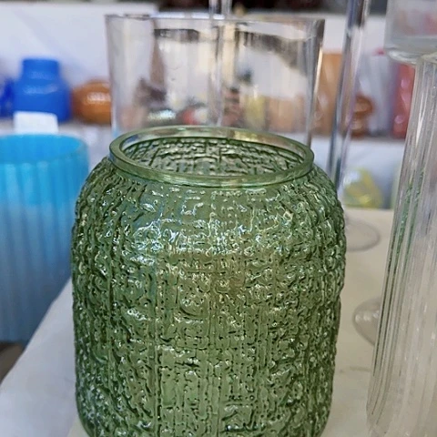 绿色花瓶简约大方时尚